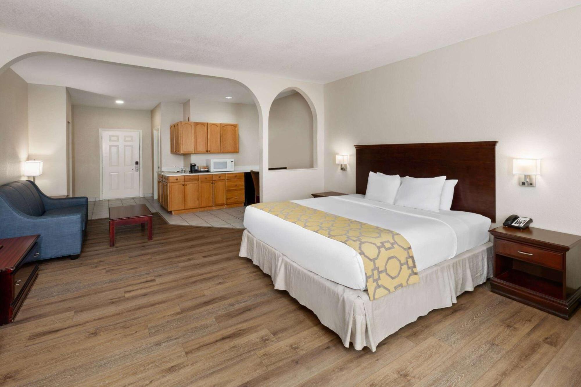 Baymont By Wyndham Houston Brookhollow Екстериор снимка