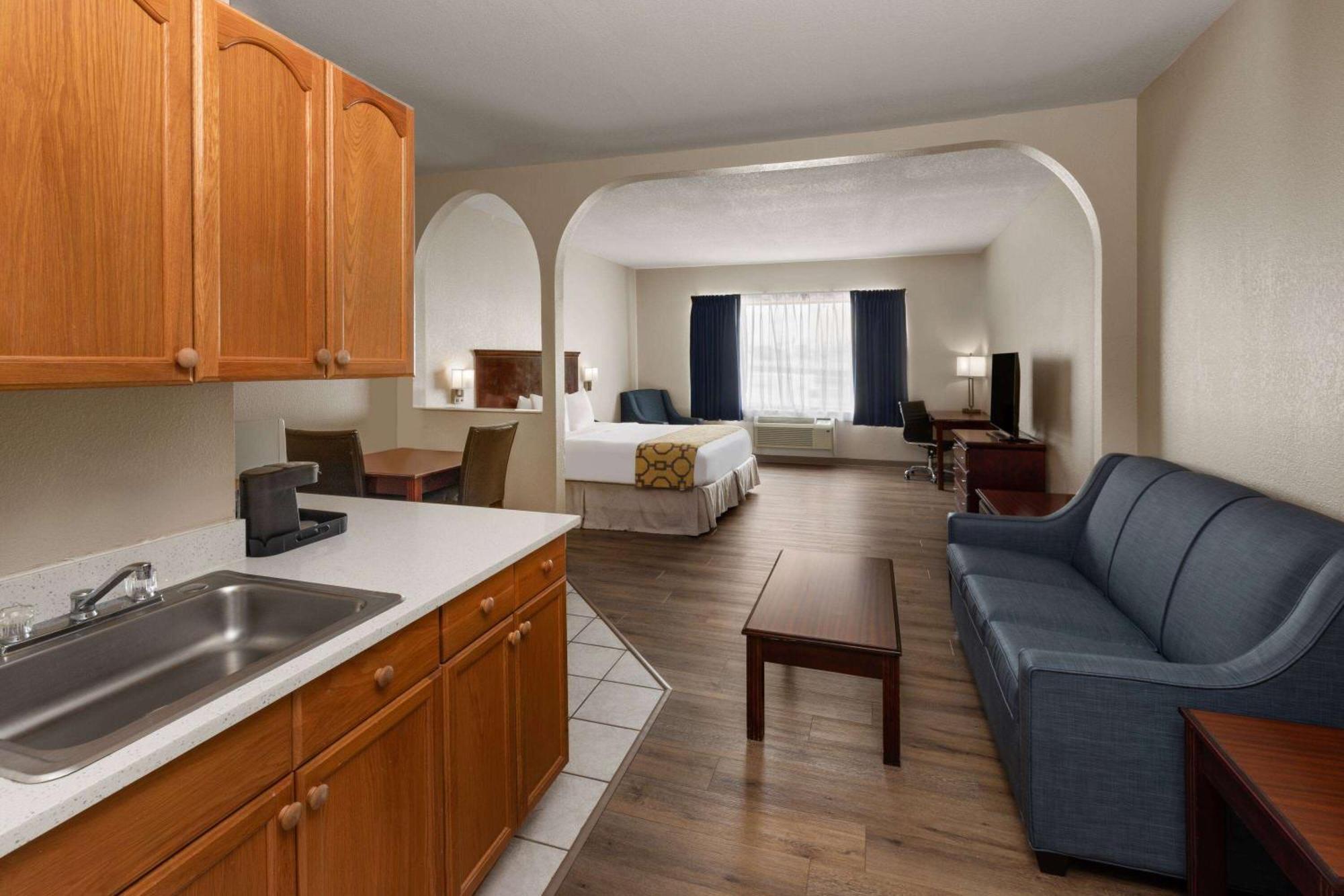 Baymont By Wyndham Houston Brookhollow Екстериор снимка