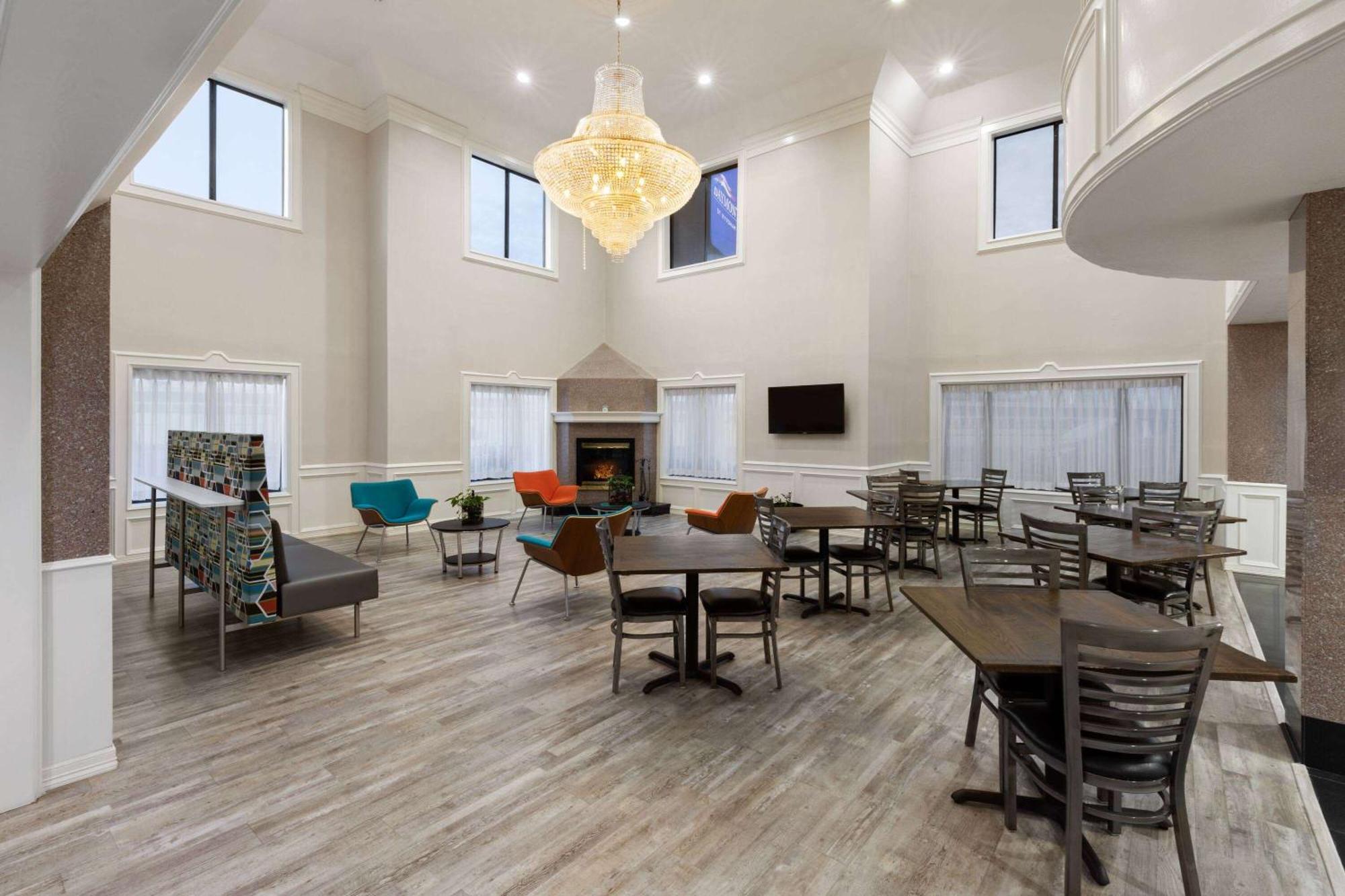 Baymont By Wyndham Houston Brookhollow Екстериор снимка